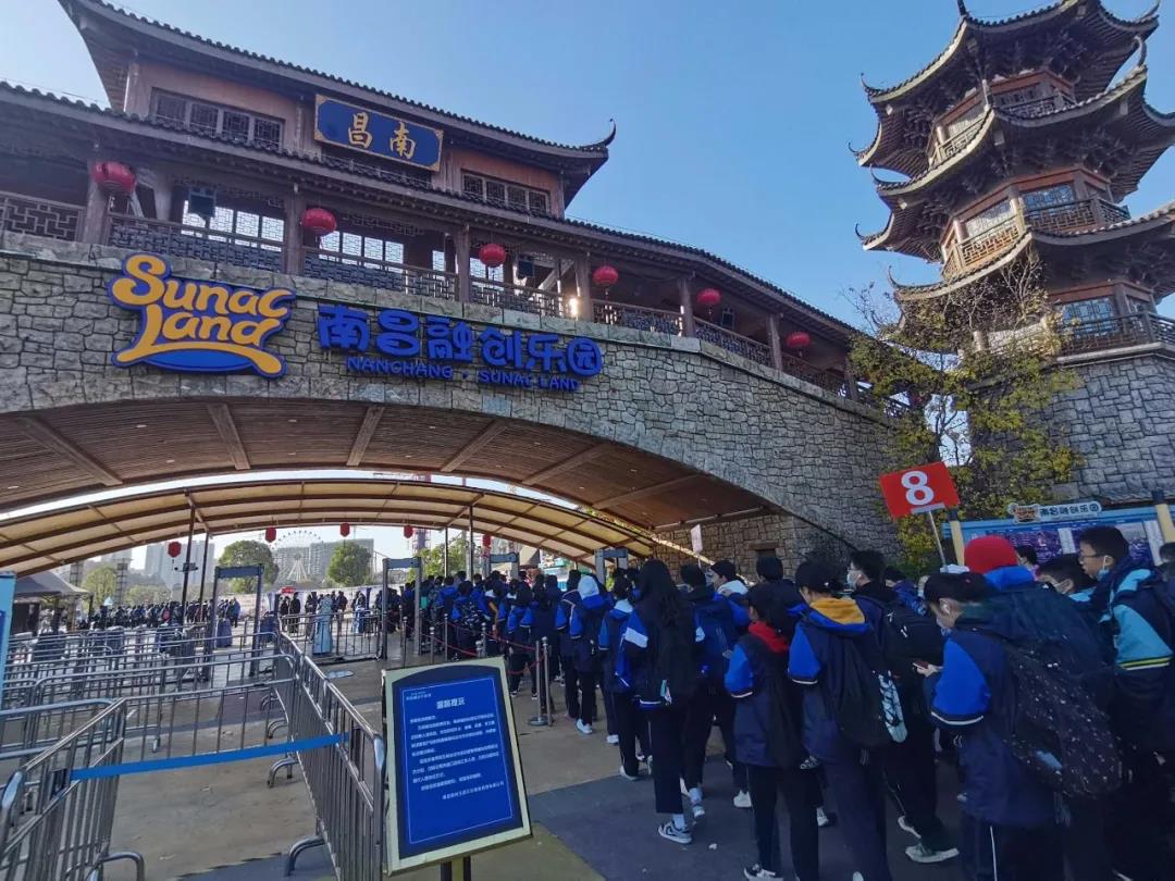 民德學(xué)校 2021-12-02 17:51 圖片 關(guān)注我啦   為深入貫徹中共中央辦公廳、國(guó)務(wù)院關(guān)于“雙減”工作的要求，進(jìn)一步為學(xué)生課業(yè)負(fù)擔(dān)做“減法”、健康成長(zhǎng)做“加法”。近日，南昌民德學(xué)校開(kāi)展了為期一天的研學(xué)之旅，讓學(xué)生在活動(dòng)中享受成長(zhǎng)和學(xué)習(xí)的快樂(lè)，實(shí)現(xiàn)德智體美全面發(fā)展。  圖片   初冬正暖，陽(yáng)光正好  研學(xué)之旅，快樂(lè)出行  在活動(dòng)中體驗(yàn)快樂(lè)，在實(shí)踐中收獲成長(zhǎng)！   圖片圖片 圖片 圖片 圖片